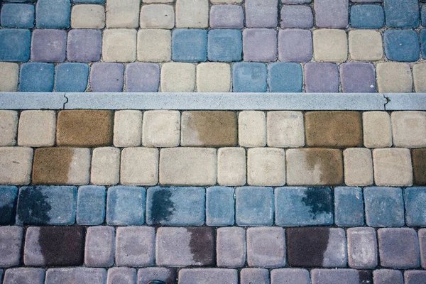 Değişik renklerde taş yontmalar, gündüz vakti yakın çekim. 