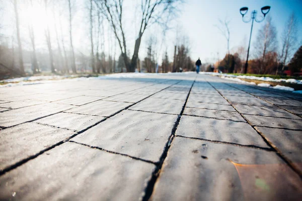 Değişik renklerde taş yontmalar, gündüz vakti yakın çekim. 