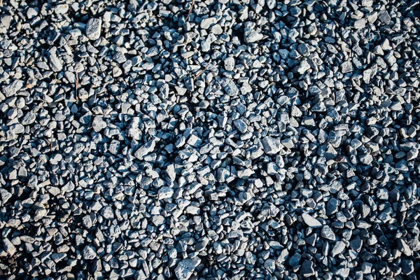 光滑圆形卵石质感背景 鹅卵石海滨特写 深色湿鹅卵石和灰色干鹅卵石 — 图库照片