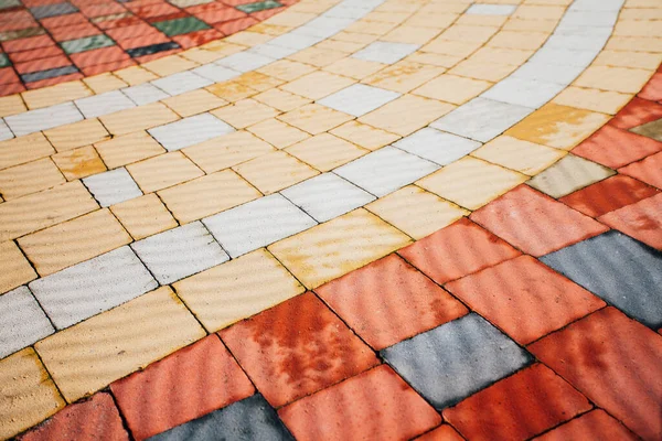 Değişik renklerde taş yontmalar, gündüz vakti yakın çekim. 