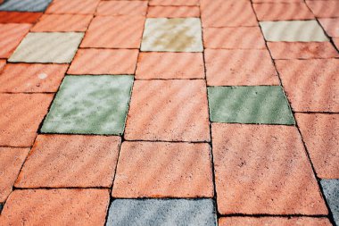 Değişik renklerde taş yontmalar, gündüz vakti yakın çekim. 