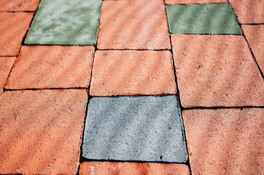 Değişik renklerde taş yontmalar, gündüz vakti yakın çekim. 