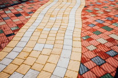 Değişik renklerde taş yontmalar, gündüz vakti yakın çekim. 