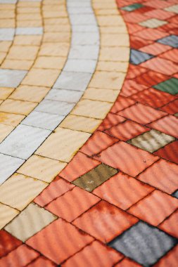 Değişik renklerde taş yontmalar, gündüz vakti yakın çekim. 