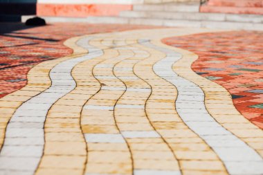 Değişik renklerde taş yontmalar, gündüz vakti yakın çekim. 