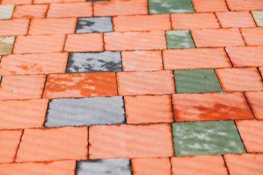 Değişik renklerde taş yontmalar, gündüz vakti yakın çekim. 