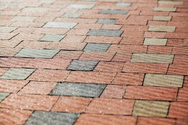 Değişik renklerde taş yontmalar, gündüz vakti yakın çekim. 