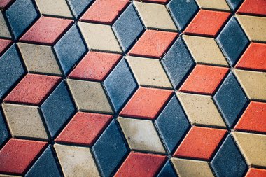 Değişik renklerde taş yontmalar, gündüz vakti yakın çekim. 