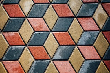 Değişik renklerde taş yontmalar, gündüz vakti yakın çekim. 