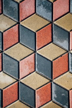 Değişik renklerde taş yontmalar, gündüz vakti yakın çekim. 