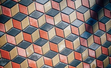 Değişik renklerde taş yontmalar, gündüz vakti yakın çekim. 