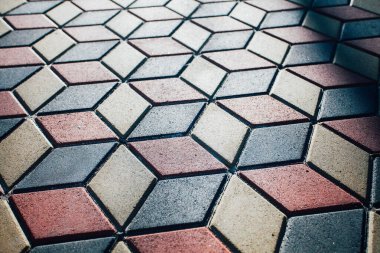 Değişik renklerde taş yontmalar, gündüz vakti yakın çekim. 