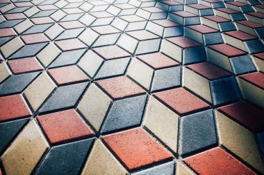 Değişik renklerde taş yontmalar, gündüz vakti yakın çekim. 