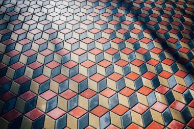 Değişik renklerde taş yontmalar, gündüz vakti yakın çekim. 