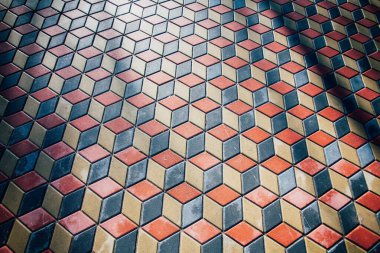 Değişik renklerde taş yontmalar, gündüz vakti yakın çekim. 