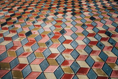 Değişik renklerde taş yontmalar, gündüz vakti yakın çekim. 