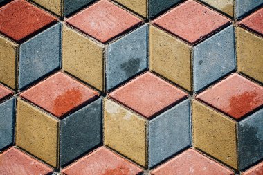 Değişik renklerde taş yontmalar, gündüz vakti yakın çekim. 