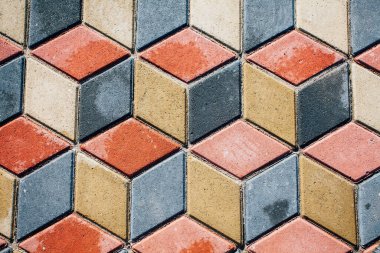 Değişik renklerde taş yontmalar, gündüz vakti yakın çekim. 