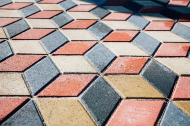 Değişik renklerde taş yontmalar, gündüz vakti yakın çekim. 