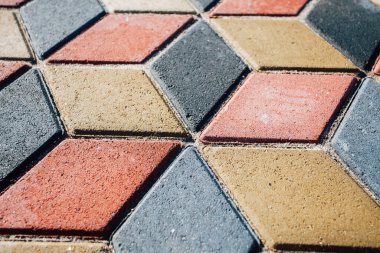 Değişik renklerde taş yontmalar, gündüz vakti yakın çekim. 