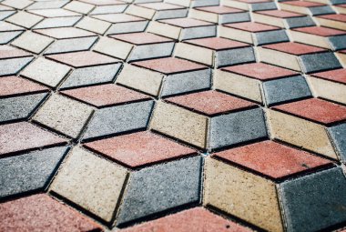 Değişik renklerde taş yontmalar, gündüz vakti yakın çekim. 