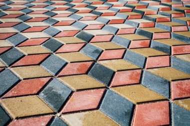 Değişik renklerde taş yontmalar, gündüz vakti yakın çekim. 