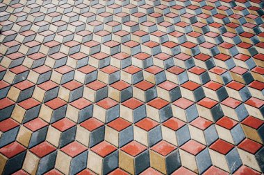 Değişik renklerde taş yontmalar, gündüz vakti yakın çekim. 