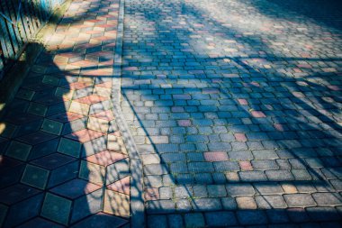 Değişik renklerde taş yontmalar, gündüz vakti yakın çekim. 