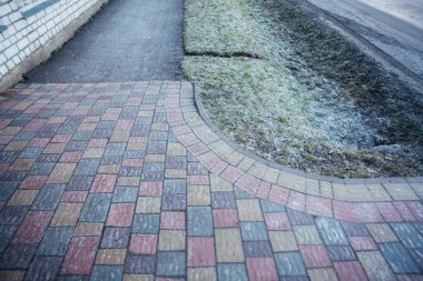 Değişik renklerde taş yontmalar, gündüz vakti yakın çekim. 