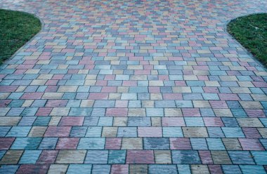 Değişik renklerde taş yontmalar, gündüz vakti yakın çekim. 