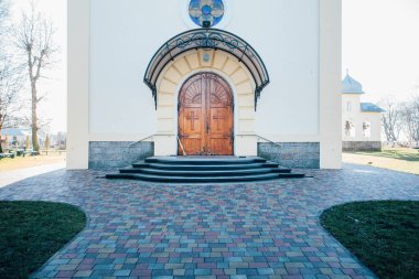 Gündüz vakti kilise girişi olan çeşitli renklerde köşeler.