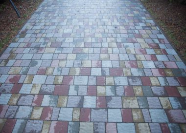 Değişik renklerde taş yontmalar, gündüz vakti yakın çekim. 