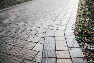 Değişik renklerde taş yontmalar, gündüz vakti yakın çekim. 