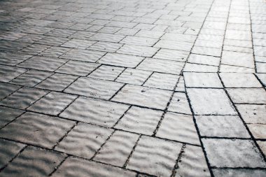 Değişik renklerde taş yontmalar, gündüz vakti yakın çekim. 