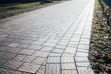 Değişik renklerde taş yontmalar, gündüz vakti yakın çekim. 