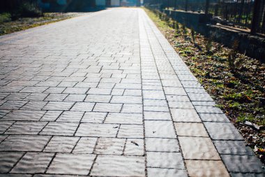 Değişik renklerde taş yontmalar, gündüz vakti yakın çekim. 