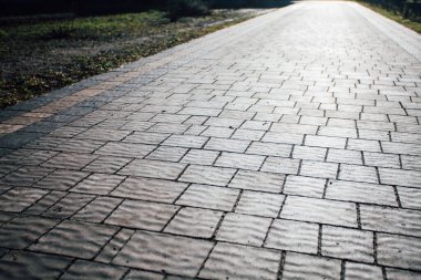Değişik renklerde taş yontmalar, gündüz vakti yakın çekim. 