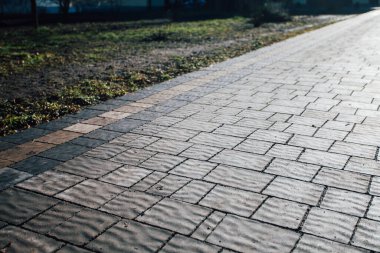 Değişik renklerde taş yontmalar, gündüz vakti yakın çekim. 