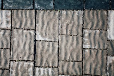 Değişik renklerde taş yontmalar, gündüz vakti yakın çekim. 