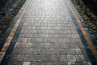 Değişik renklerde taş yontmalar, gündüz vakti yakın çekim. 