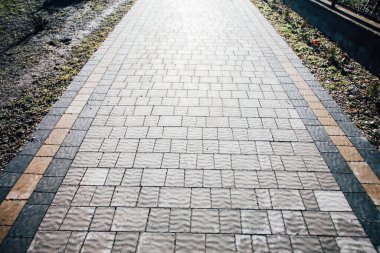 Değişik renklerde taş yontmalar, gündüz vakti yakın çekim. 