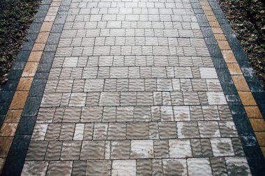 Değişik renklerde taş yontmalar, gündüz vakti yakın çekim. 