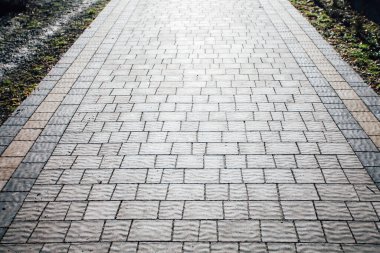 Değişik renklerde taş yontmalar, gündüz vakti yakın çekim. 