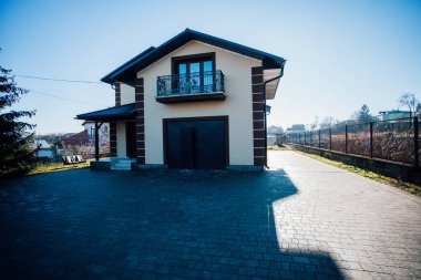 Kırsal kesimdeki modern evin dışında.