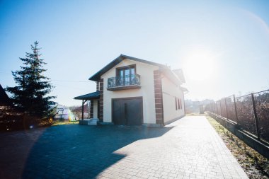 Kırsal kesimdeki modern evin dışında.