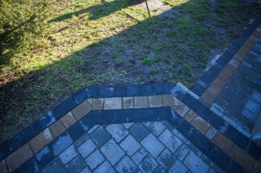 Yeşil bitkilerle dolu bahçe taşı patikası, gündüz vakti tuğla kaldırım. 