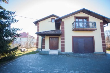 Kırsal kesimdeki modern evin dışında.