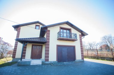 Kırsal kesimdeki modern evin dışında.