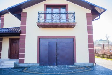 Kırsal kesimdeki modern evin dışında.