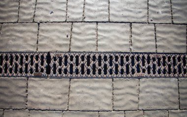 Bardaktan boşanırcasına yağmur yağıyor. 